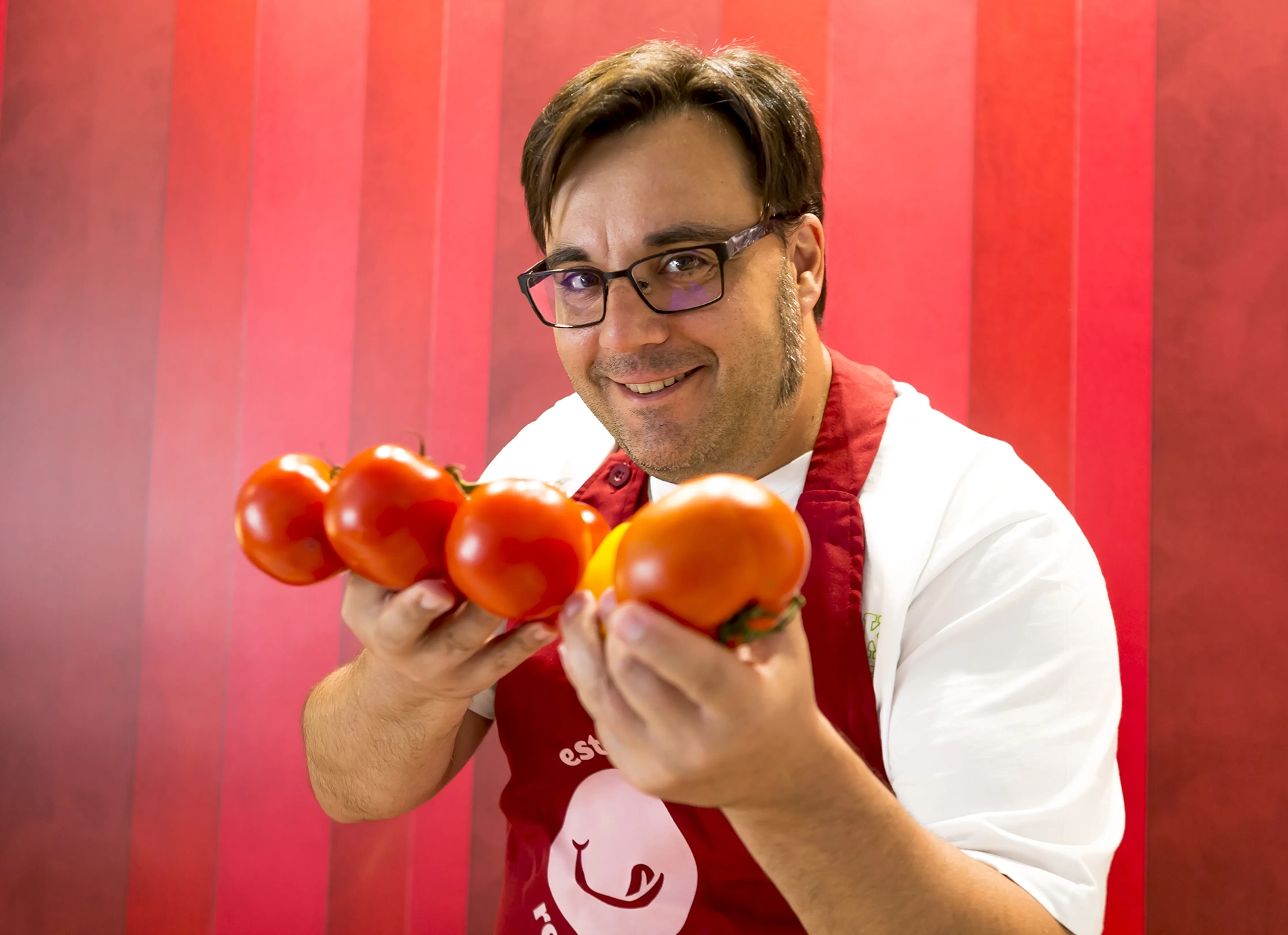 Alfonso López Alonso of Recetas de rechupete celebrating Spanish home cooking with fresh tomatoes